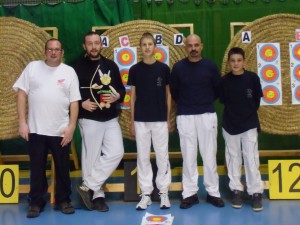 Gabin au centre, Gwénolé avec la mascotte, Cyril, Jean Pierre et Guillaume à droite qui termine 5è de sa catégorie